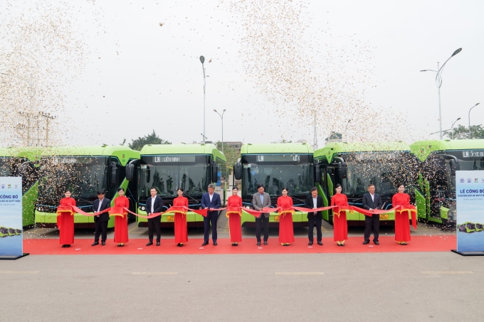 Đại diện thành phố Hà Nội và doanh nghiệp tại lễ bàn giao, vận hành các mẫu bus điện, hôm 4/12. Ảnh: Tuấn Vũ