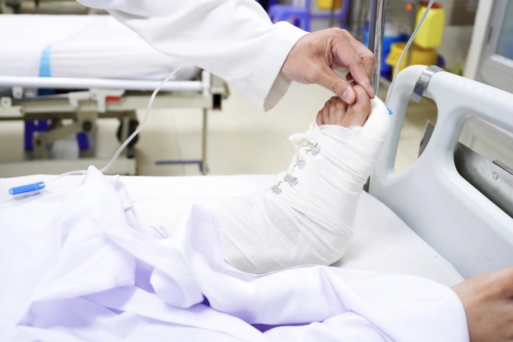 Hành động giúp cô gái nhảy khỏi tòa nhà 4 tầng bốc cháy thoát chấn thương đầu 3 Một nạn nhân vụ cháy bị thương nặng ở chân sau khi nhảy lầu. Ảnh: BVCC