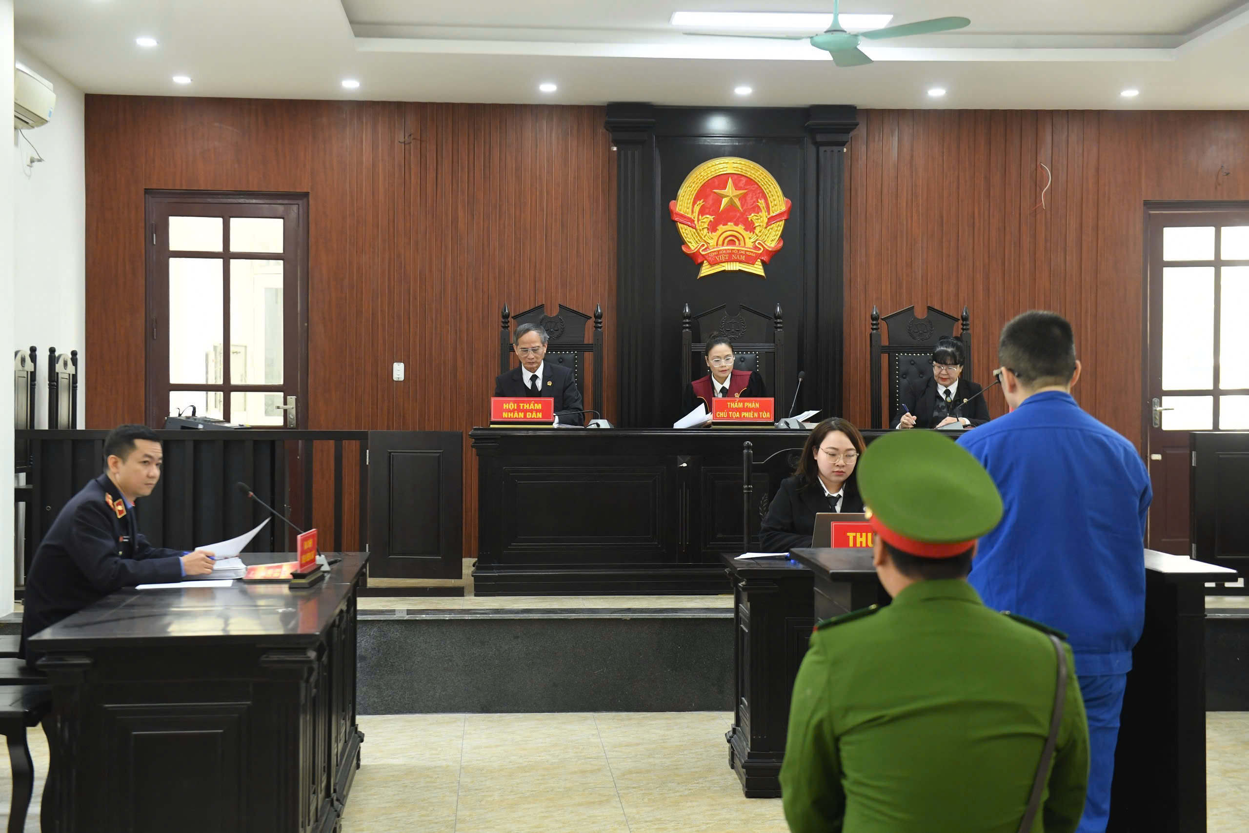 Hành hung phụ nữ tại sảnh chung cư vì cho là 'bị coi thường' - Ảnh 3.