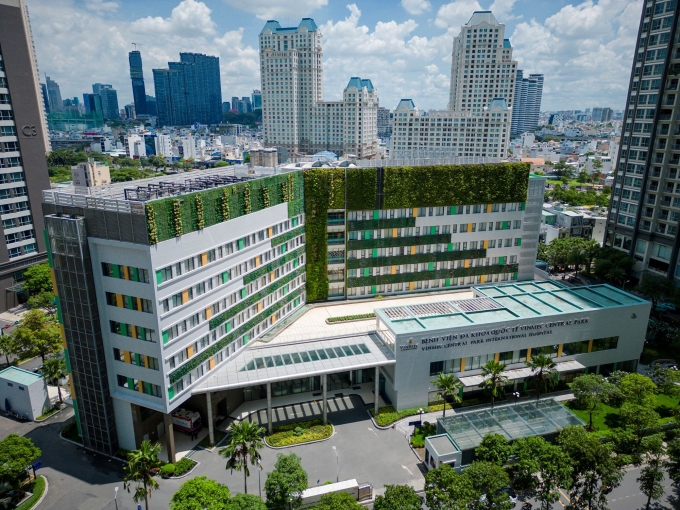 Vinmec Central Park được xây dựng trên khuôn viên rộng rãi với tổng số vốn đầu tư 1.200 tỷ đồng. Ảnh: Vinmec