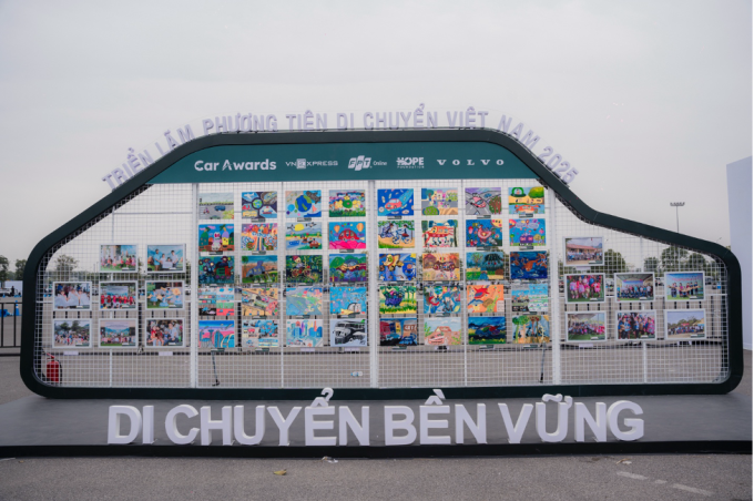 Khu vực trung tâm triển lãm trưng bày tranh của các em nhỏ tham gia cuộc thi, cùng hành trình Quỹ Hy vọng và Volvo trong những chương trình thiện nguyện. Ảnh: Lương Dũng