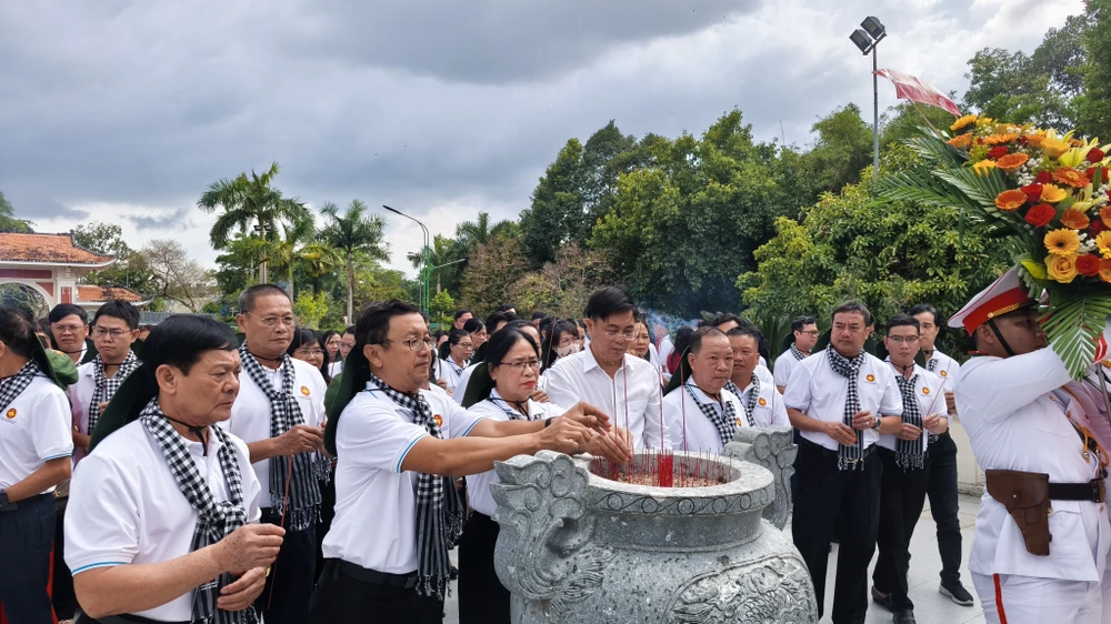 Ông Tạ Quốc Trung (giữa), thành ủy viên, Phó trưởng ban Tuyên giáo và Dân vận Thành ủy và bà Nguyễn Thị Tuyết Minh, Phó trưởng ban Tuyên giáo và Dân vận Thành ủy dẫn đầu đoàn công tác dâng hương tại đền thờ Chủ tịch Hồ Chí Minh ở Cà Mau. 1000025315.jpg