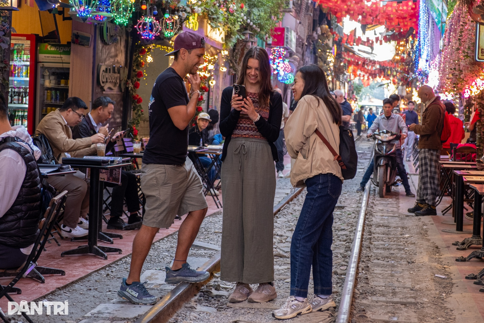 Hành vi gây tranh cãi của khách Mỹ ở phố đường tàu Hà Nội - 2