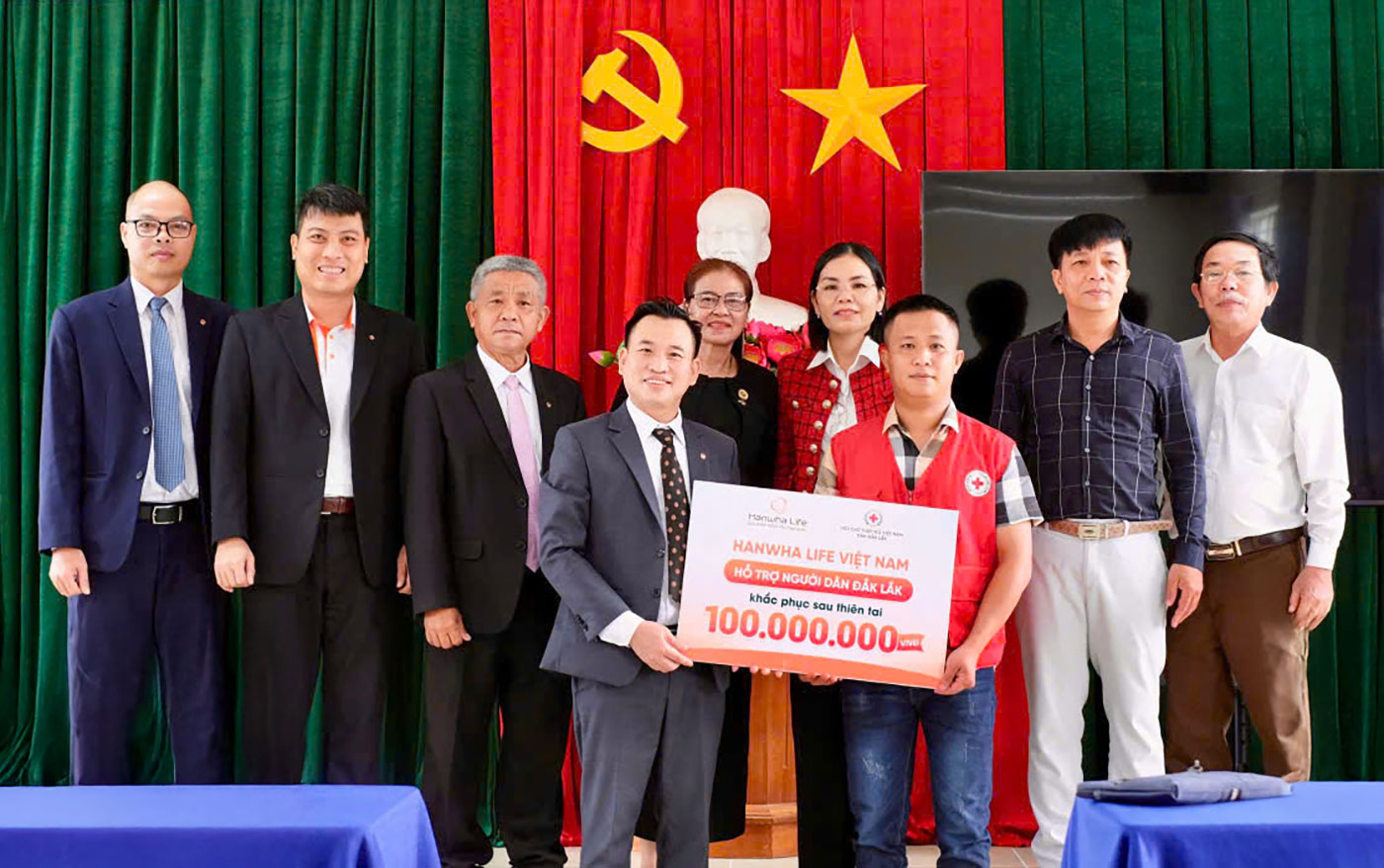 Hanwha Life Việt Nam hỗ trợ người dân miền Trung ổn định cuộc sống sau bão lũ - Ảnh 1.