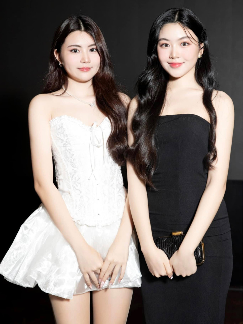 Hạt Dẻ nhà Quyền Linh xinh đẹp trong bộ ảnh chuẩn bị tốt nghiệp, ngoại hình thăng hạng từng ngày nay chuẩn "nàng thơ" 14 Quyền Linh cũng thừa nhận rằng 2 con gái của anh mang phong cách khác nhau.