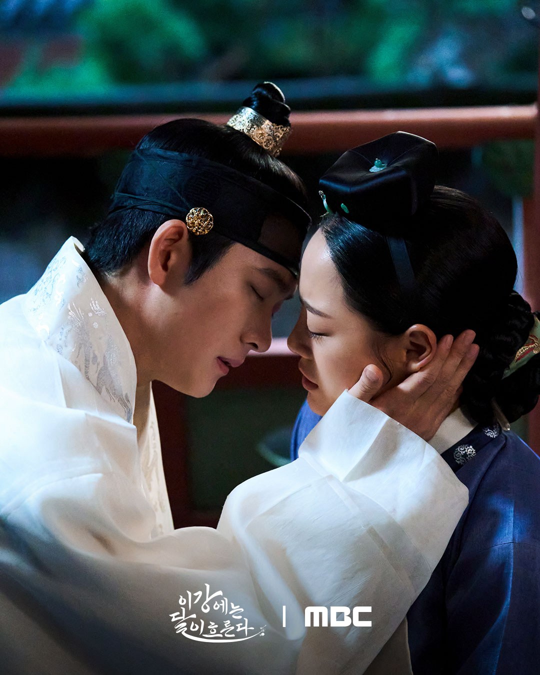 Hậu trường Moon River: Cảnh nóng gây sốt và visual đỉnh cao của cặp đôi chính 1 Hau truong Moon River Canh nong gay sot va visual