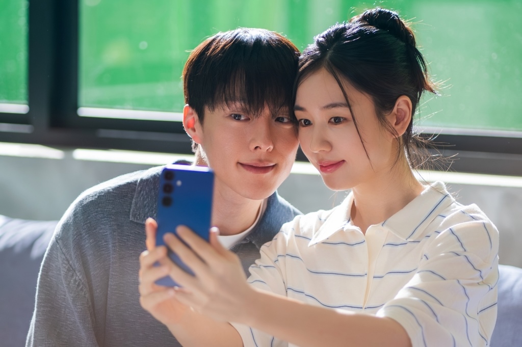 Cặp đôi ngôn tình đang đóng cảnh 18+ thì 30 người bất ngờ ập vào phòng, lý do hút 1,7 triệu lượt xem- Ảnh 4.