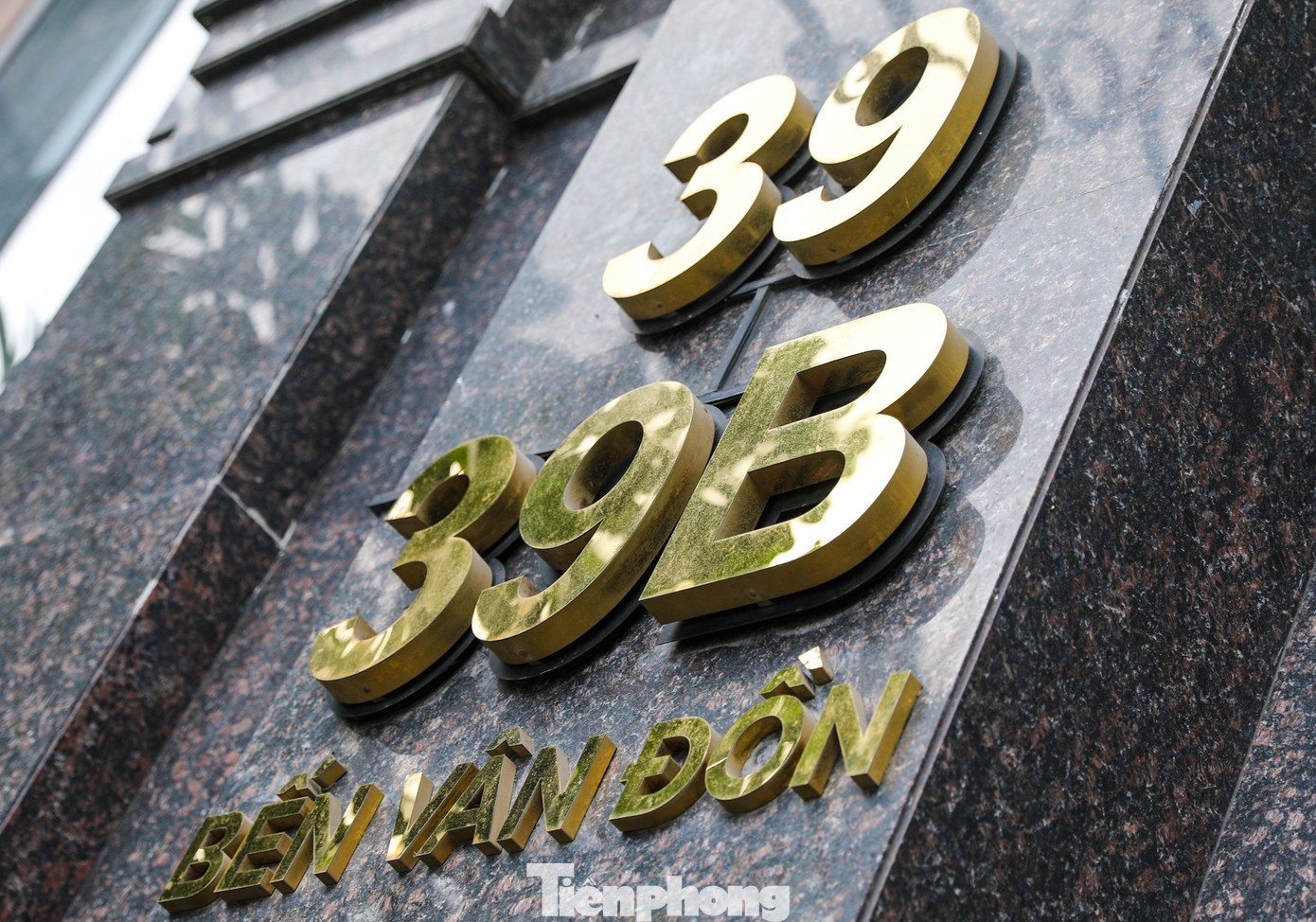 Hé lộ hai vali tiền và những cuộc ‘đi đêm’ thâu tóm đất vàng Bến Vân Đồn- Ảnh 1.