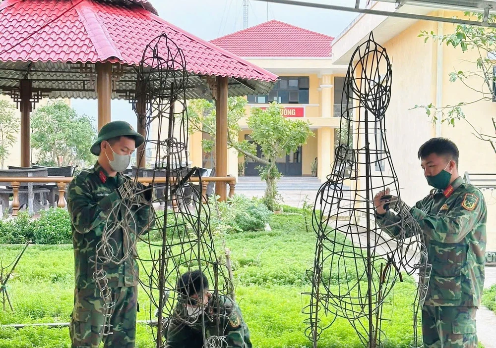 Sau giờ huấn luyện, các chiến tất bật hoàn thiện linh vật ngựa. khi-nguoi-linh-hoa-nghe-nhan-dap-linh-vat-ngua-tet-2026-2.jpg