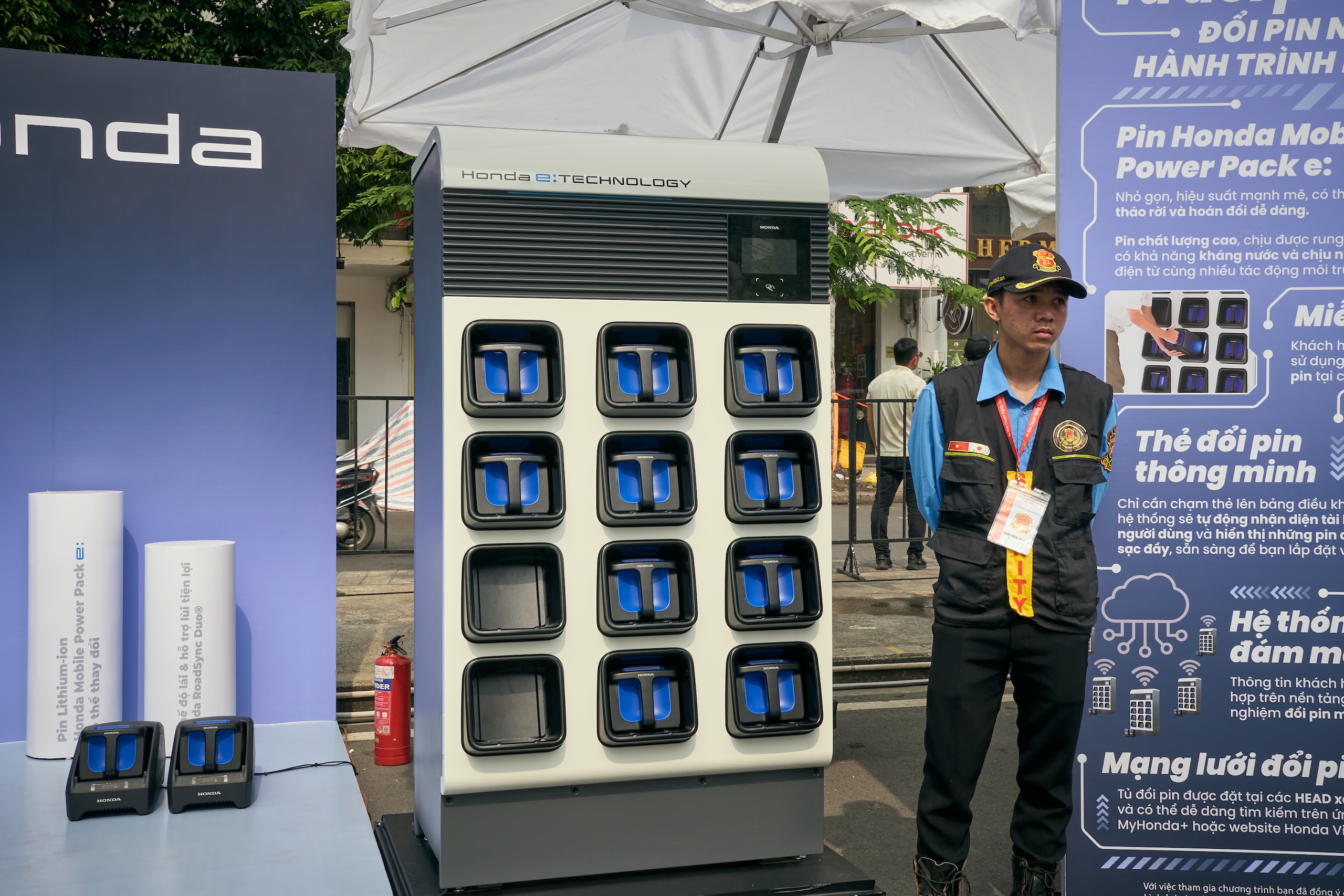 Hệ thống tủ đổi pin xe máy điện gây chú ý tại Honda Thanks Day 2025 - Ảnh 1. Honda rục rịch triển khai trạm đổi pin cho xe máy điện năm 2026 - Ảnh 1.