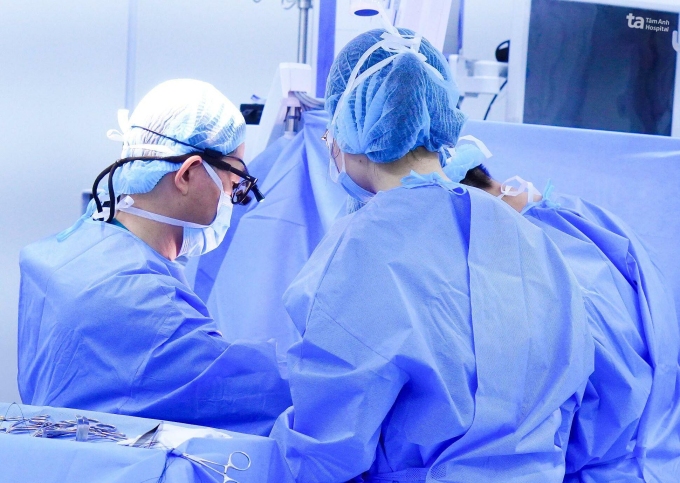 Các bác sĩ phẫu thuật bóc nội mạc động mạch cảnh cho bệnh nhân. Ảnh: Duy Dương