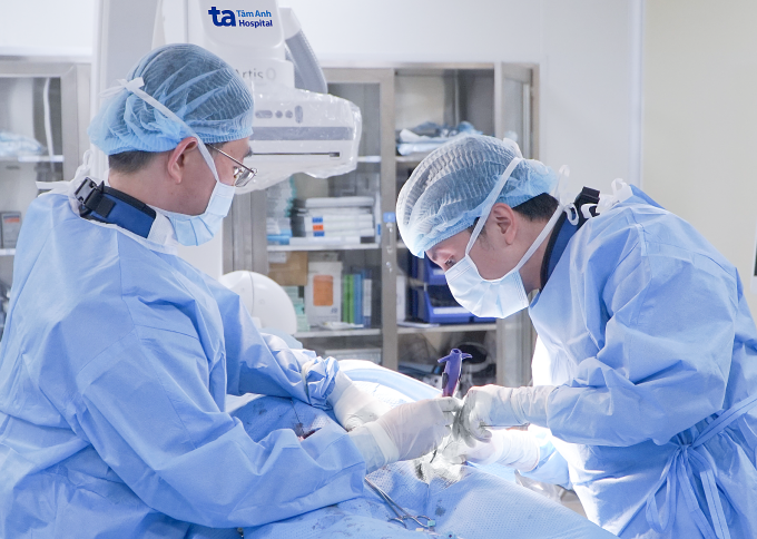 Bác sĩ can thiệp đặt stent graft cho bệnh nhân. Ảnh: Hạ Vũ