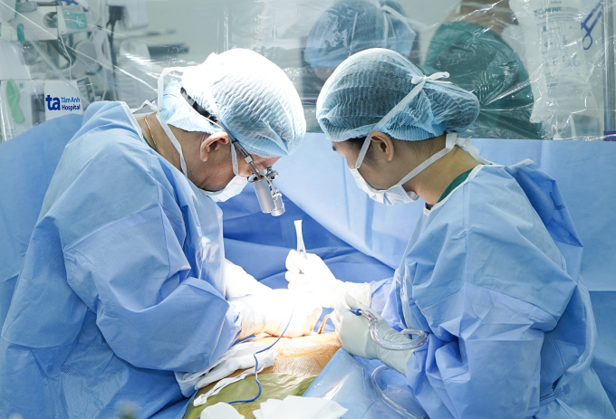 Bác sĩ phẫu thuật bắc cầu mạch vành cho bệnh nhân. Ảnh: Bệnh viện Tâm Anh