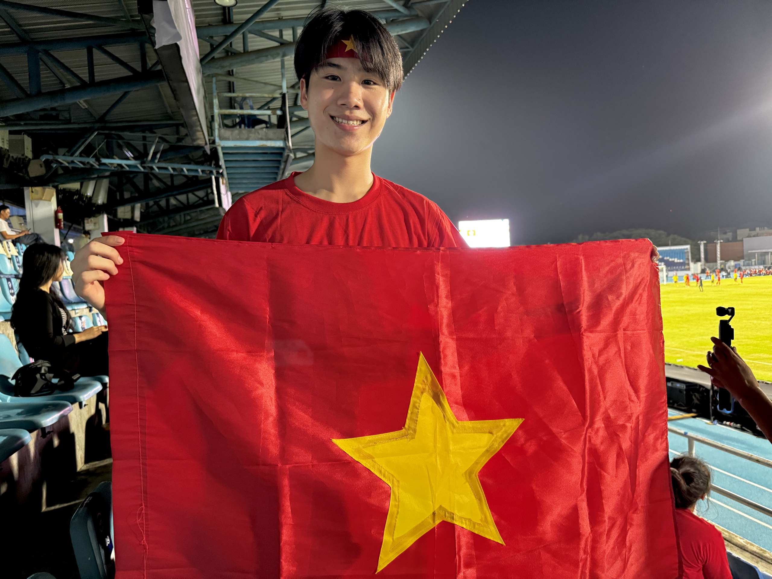 'Hot boy' hai dòng máu giỏi cả tiếng Việt và Thái: Hết mình vì đội tuyển nữ Việt Nam- Ảnh 1.