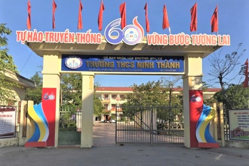 Hiệu phó cùng giáo viên dạy thêm chui trong trường vào ban đêm - 1