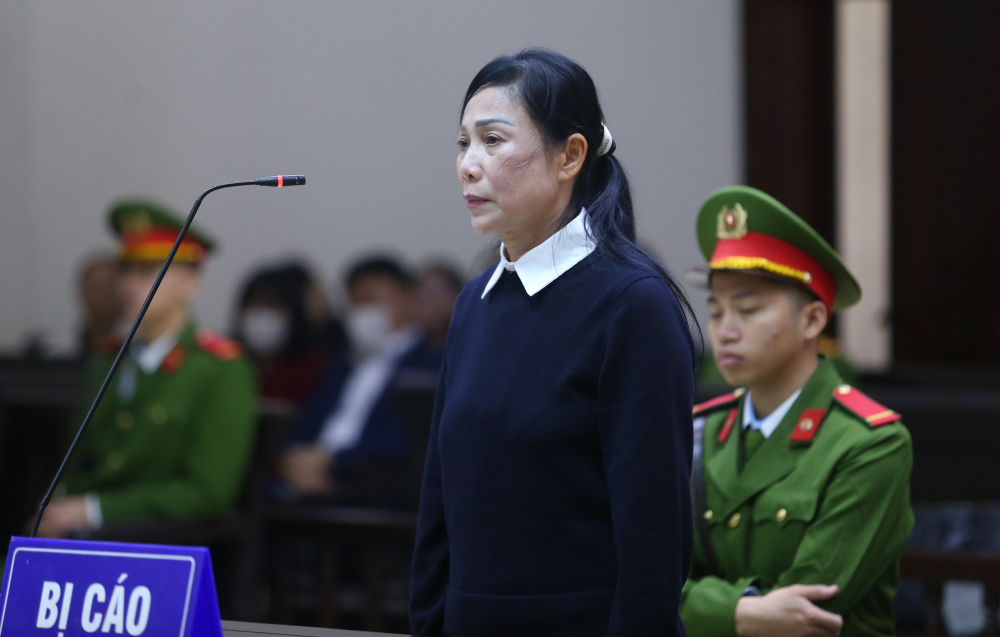 Hình ảnh bà Hoàng Thị Thúy Lan cùng các cựu lãnh đạo tỉnh Vĩnh Phúc cũ tại phiên tòa phúc thẩm 1 Hình ảnh bà Hoàng Thị Thúy Lan cùng các cựu lãnh đạo tỉnh Vĩnh Phúc cũ tại phiên tòa phúc thẩm - Ảnh 1.