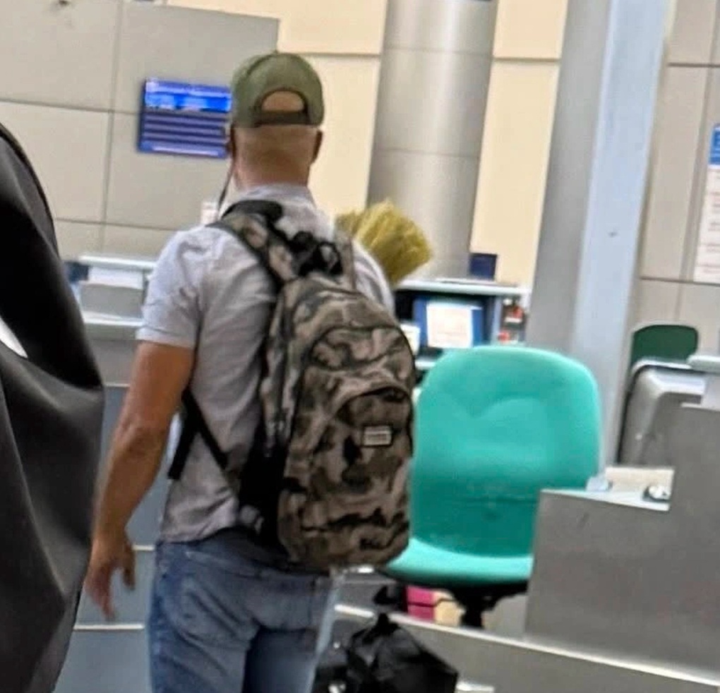 Hình ảnh khách Tây ôm chổi đót Việt Nam về nước gây xôn xao - 1