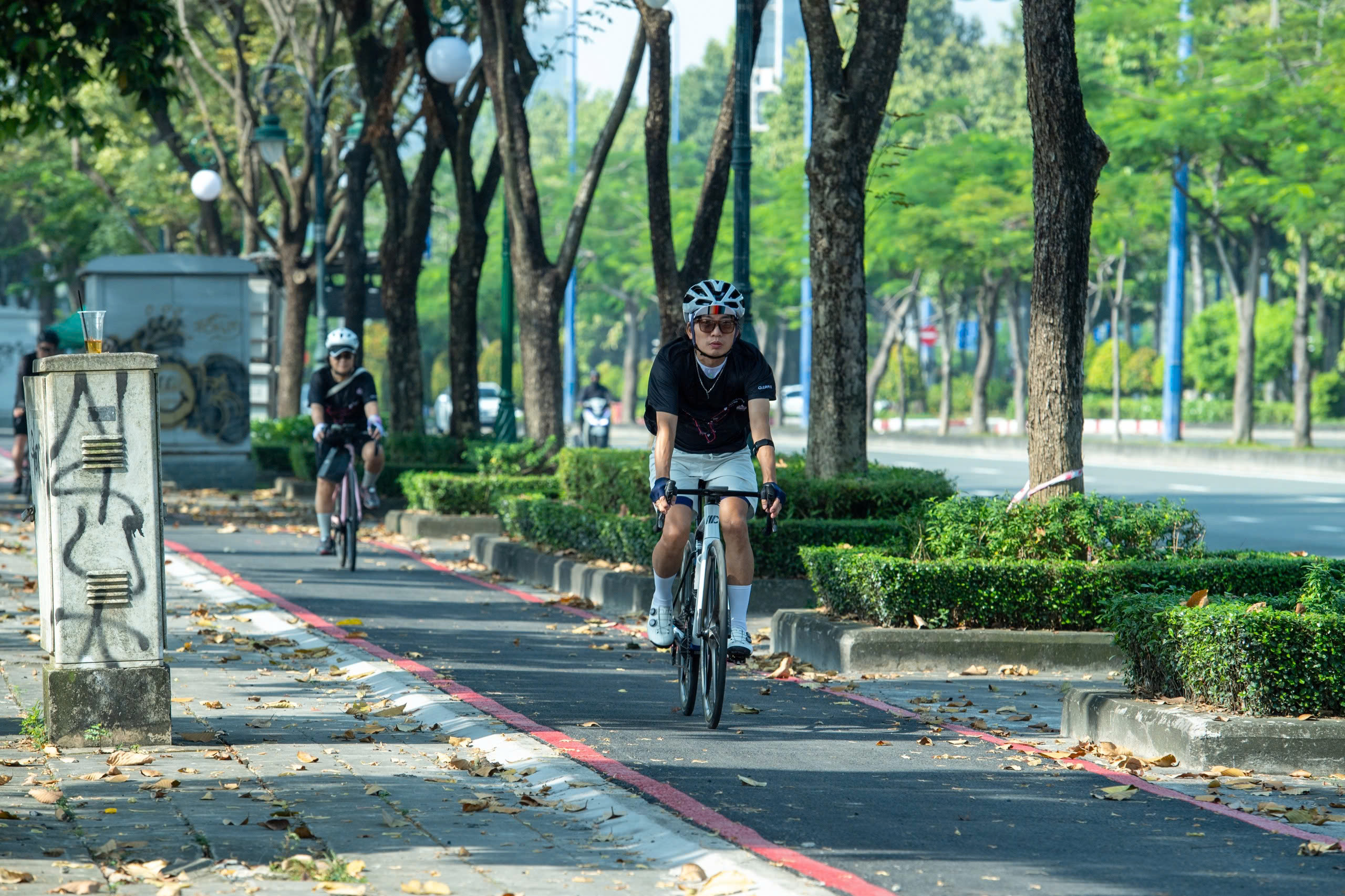 Hình ảnh làn ưu tiên xe đạp đầu tiên tại TPHCM ngày đầu vận hành 1 Làn xe đạp đầu tiên tại TPHCM trên đại lộ Mai Chí Thọ chính thức vận hành - Ảnh 1.