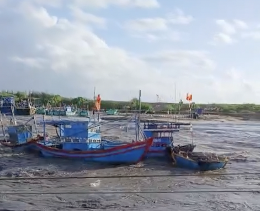 Hồ Lòng Sông xả lũ kỷ lục, nhấn chìm hơn chục ghe cá ở cửa biển 1 Hồ sông Lòng Sông - Ảnh 1.