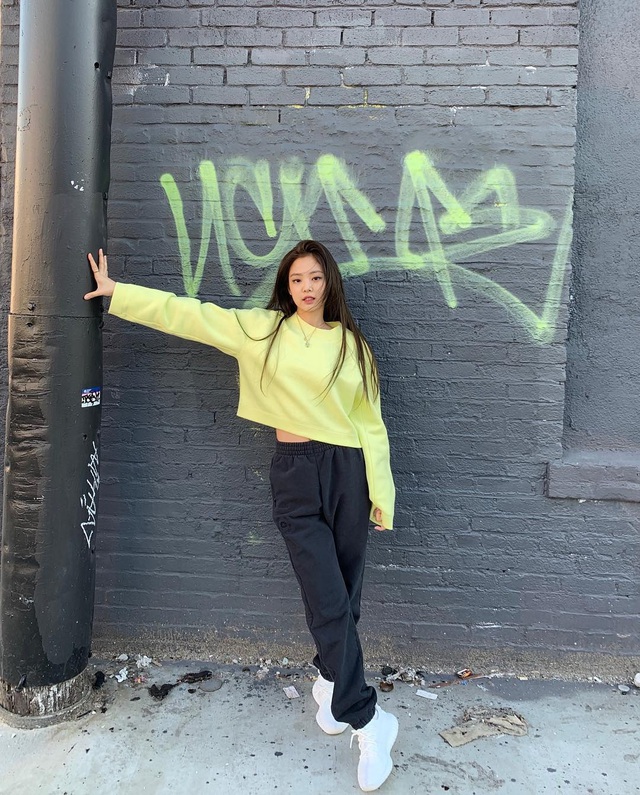 'Hô biến' diện mạo ngày đông với áo sweater - Ảnh 1.