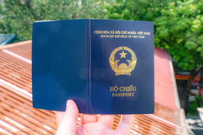 Hộ chiếu Việt Nam mẫu mới. Ảnh: Ngọc Nick M