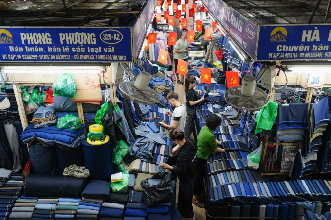 Quầy hàng của các hộ kinh doanh tại chợ Đồng Xuân (Hà Nội). Ảnh: Hoàng Giang