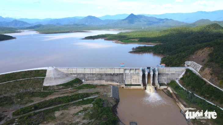 Hồ thủy lợi 85 triệu m³ ở Ninh Thuận vừa khánh thành vài tháng đã nứt, thấm thân đập 1 Hồ thủy lợi 85 triệu m³ ở Ninh Thuận vừa khánh thành vài tháng đã nứt, thấm thân đập - Ảnh 1.