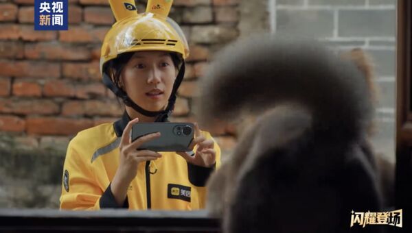 Video về shipper gây tranh cãi: “Họ vẫn chưa đủ khổ sao?”- Ảnh 1.