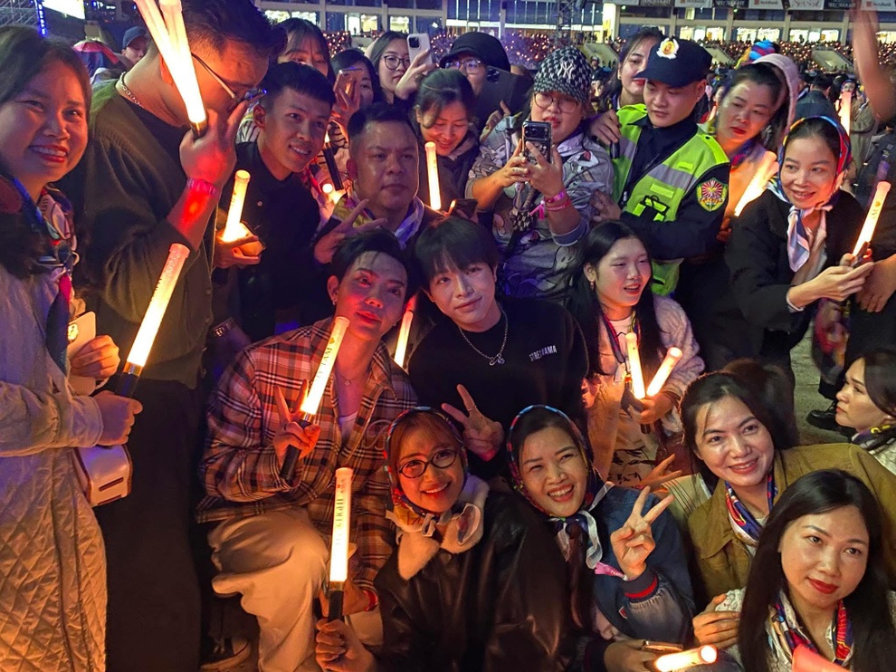 Hòa Minzy cổ vũ Mỹ Tâm nhiệt tình nhưng xin về sớm để... đón con - 1