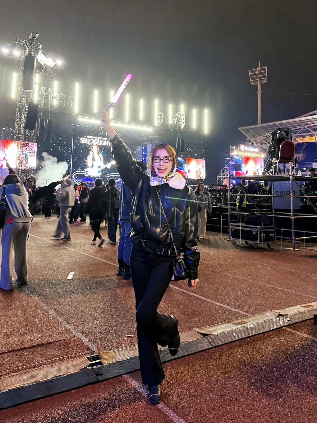 Hòa Minzy cổ vũ Mỹ Tâm nhiệt tình nhưng xin về sớm để... đón con - 2