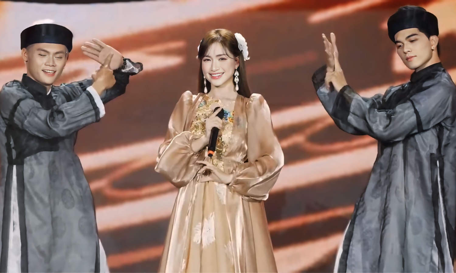 Hòa Minzy khuấy động phố đi bộ với hit 'Bắc Bling'