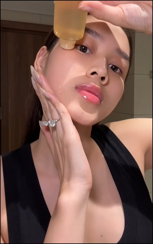 Hoa hậu Đỗ Hà có 2 thứ lấp lánh luôn đeo trên tay, làm gì cũng không rời