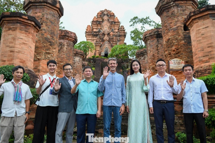 Hoa hậu Hà Trúc Linh 'check-in' điểm du lịch nổi tiếng Khánh Hòa - 1