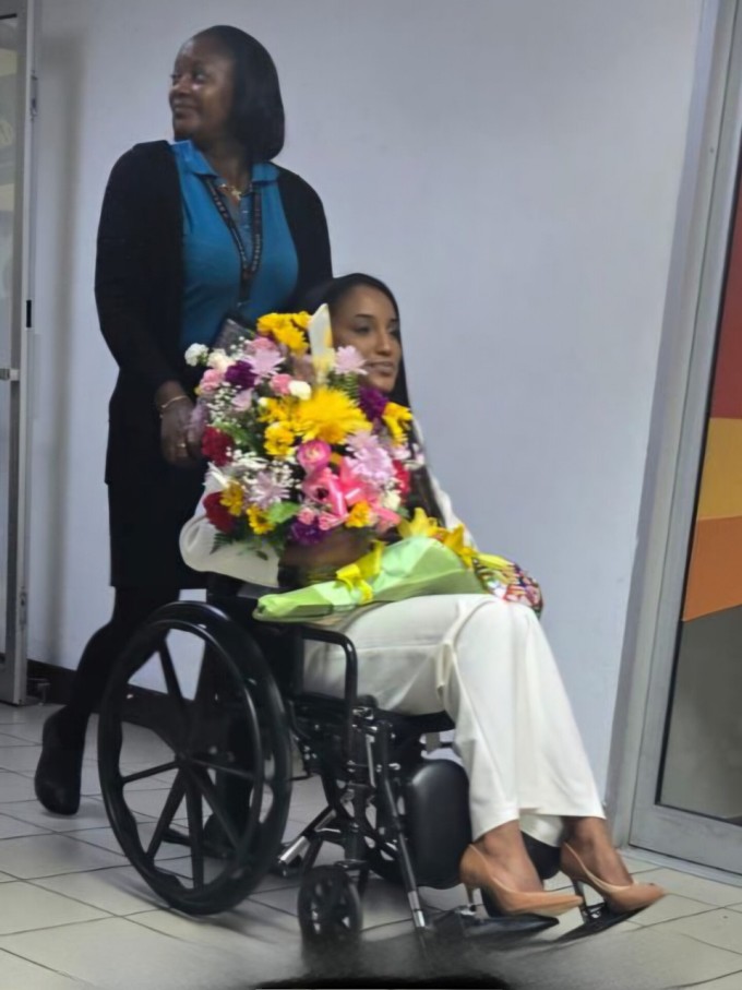 Hoa hậu Jamaica ngồi xe lăn trở về quê nhà sau tai nạn tại Miss Universe 1 Hoa hậu Jamaica tại sân bay.