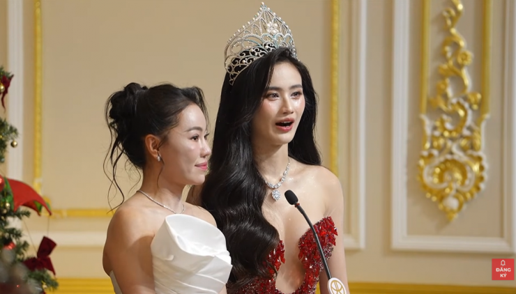 Hoa hậu Ý Nhi dậy từ 4h sáng tự nấu cơm, làm thêm miệt mài ở Australia 1 Bà Kim Dung và hoa hậu Ý Nhi khóc khi chia sẻ với truyền thông.