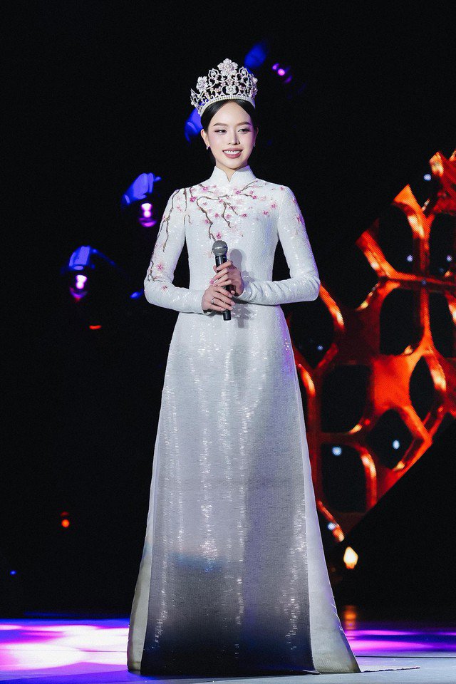 Hoa hậu Thanh Thuỷ mặc áo dài final walk tại Miss International (Hoa hậu Quốc tế) hồi cuối tháng 11.