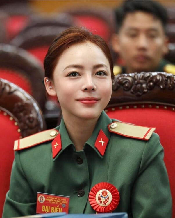 "Hoa khôi bắn súng" 2k4 mang hàm Thượng úy, gây bất ngờ với diện mạo đời thường đẹp như hoa hậu, chân dài chuẩn mẫu 4 Hình ảnh xinh đẹp của Thanh Thảo trong bộ quân phục.