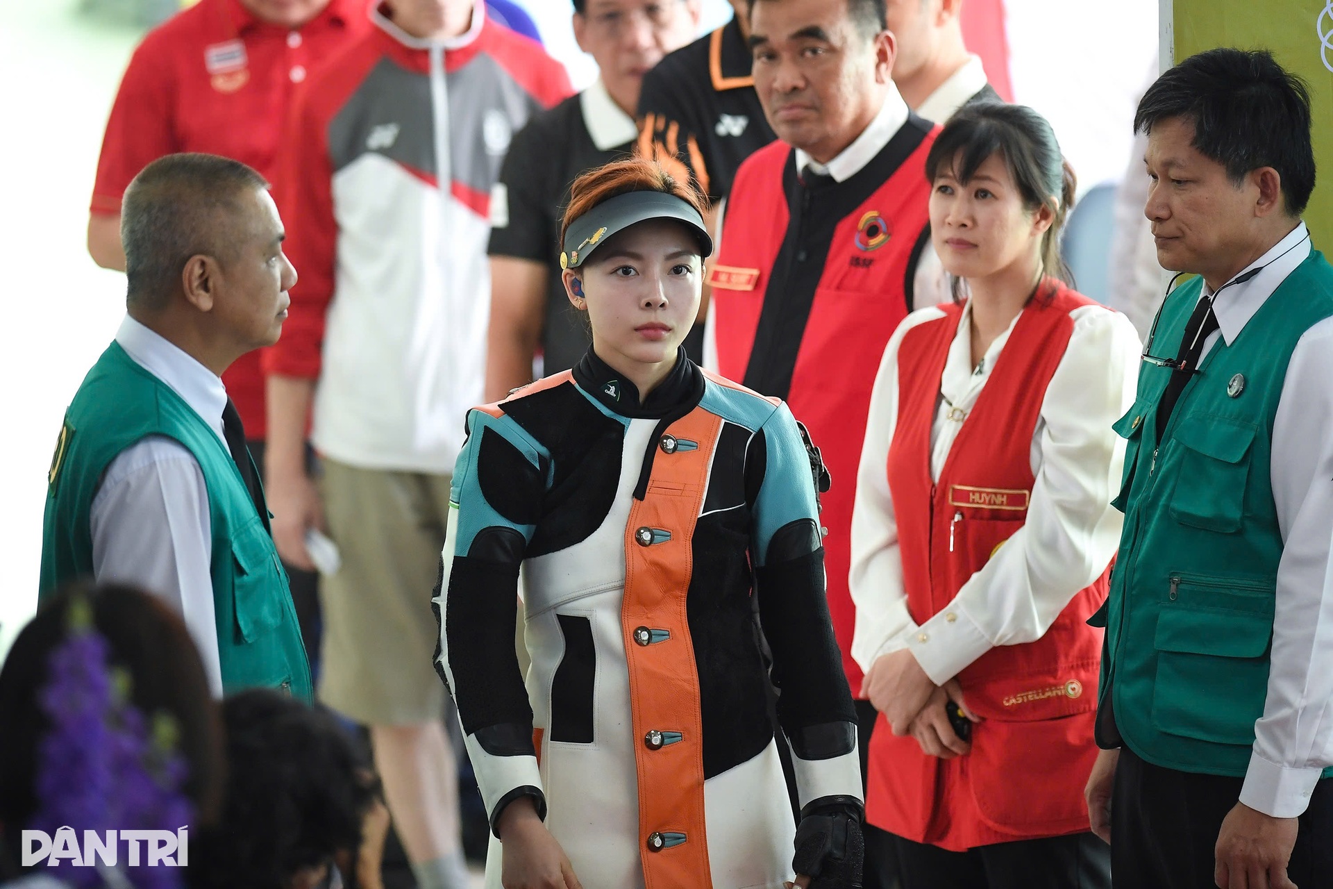 Hoa khôi bắn súng tiết lộ về bộ đồ thi SEA Games nặng 15kg - 1