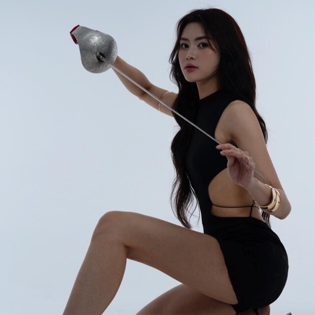 "Hoa khôi đấu kiếm" được ví như bản sao của Hoa hậu Đỗ Thị Hà, sở hữu "cặp kiếm Nhật" thon dài đẹp hút hồn 1 Nữ VĐV Ngô Thị Hương đang là cái tên được chú ý trên MXH khi sở hữu nhan sắc xinh đẹp nổi bật, gây ấn tượng ngay từ những lần đầu xuất hiện trong màu áo đội tuyển.