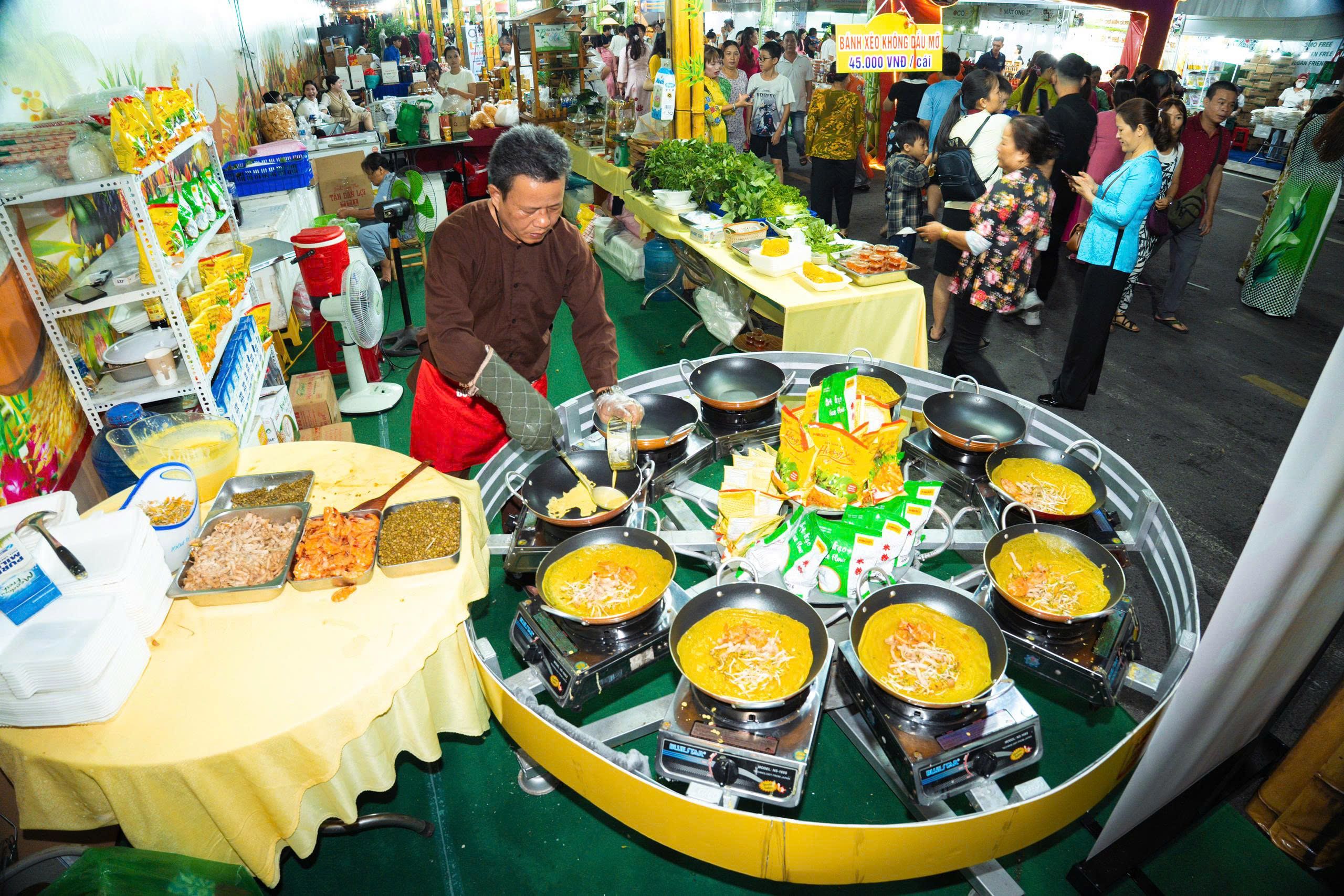 Hoa mắt, mềm lòng ở phiên chợ nông sản Bình Đông 1 phiên chợ - Ảnh 1.