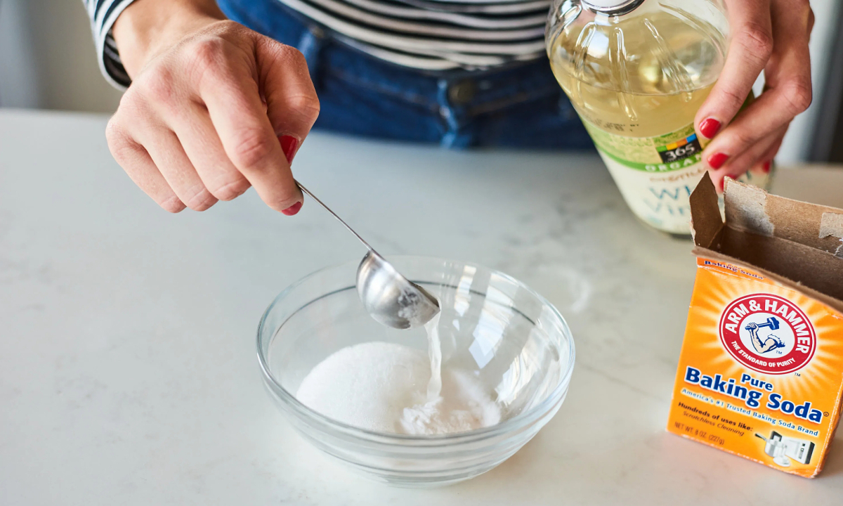 Chỉ vì trộn baking soda với giấm, nhiều người làm hỏng cả mặt bếp: Hóa ra hỗn hợp này không hề “thần thánh”- Ảnh 1.