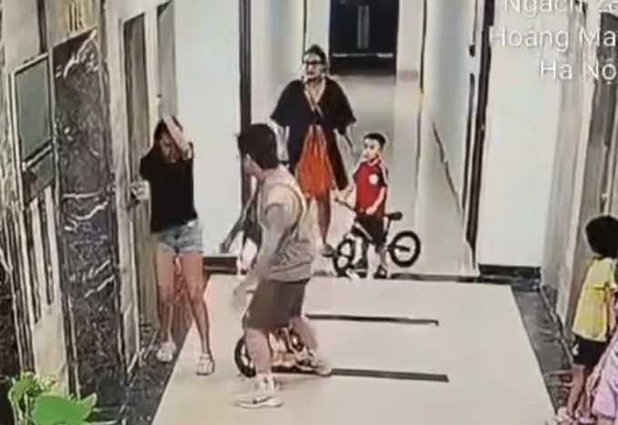 Sự việc được camera ở chung cư ghi lại. Ảnh: Cắt từ video