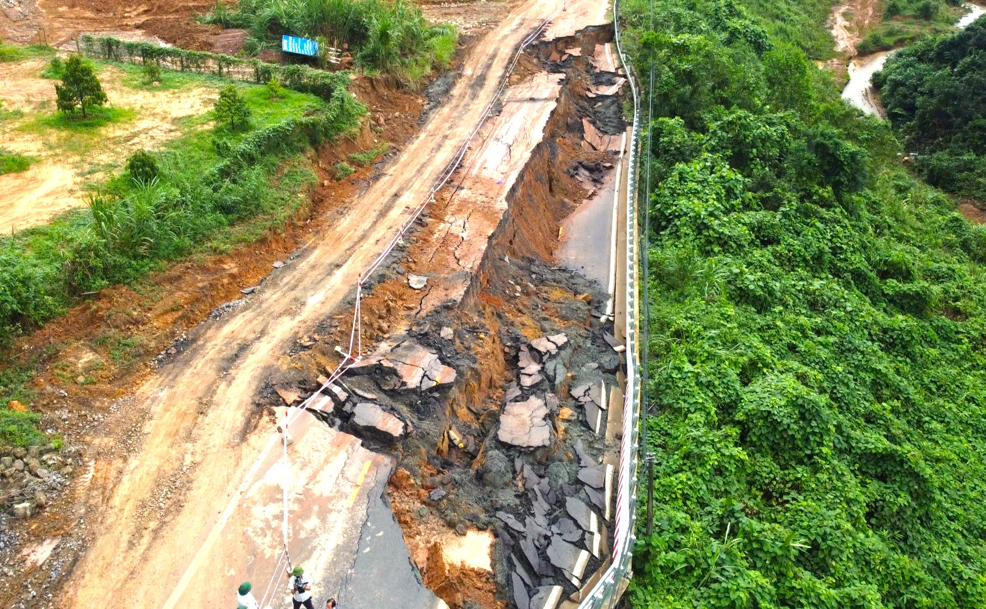 Hoàn tất nổ mìn phá đá trên đường đèo Khánh Lê, khẩn trương thông xe sớm nhất có thể - Ảnh 1. đèo Khánh Lê - Ảnh 1.