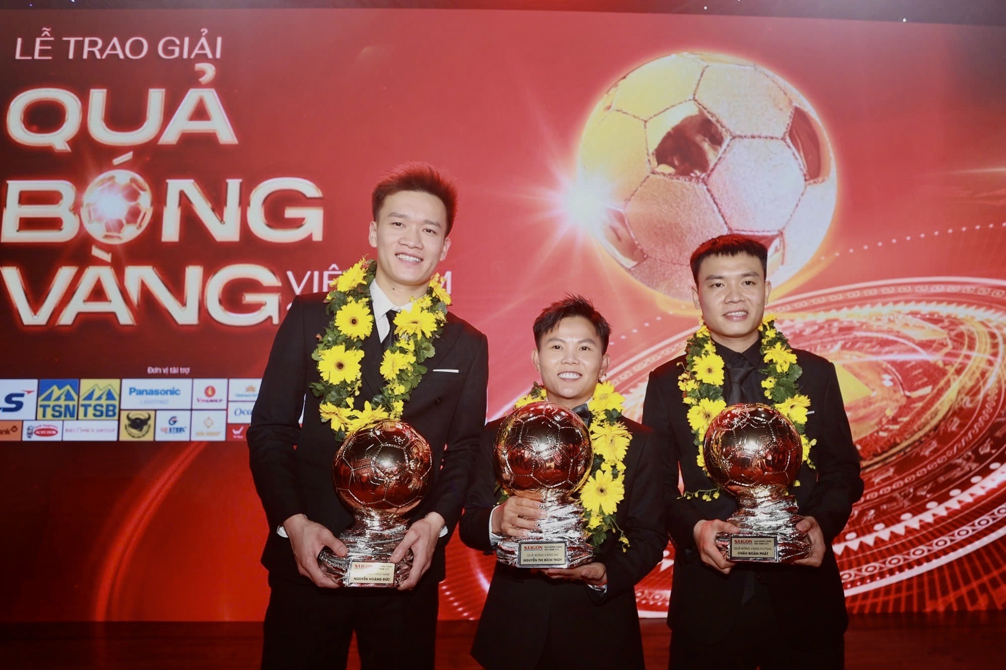 Hoàng Đức lập hat-trick Quả bóng vàng Việt Nam, Bích Thùy xúc động khi được vinh danh đặc biệt- Ảnh 2.