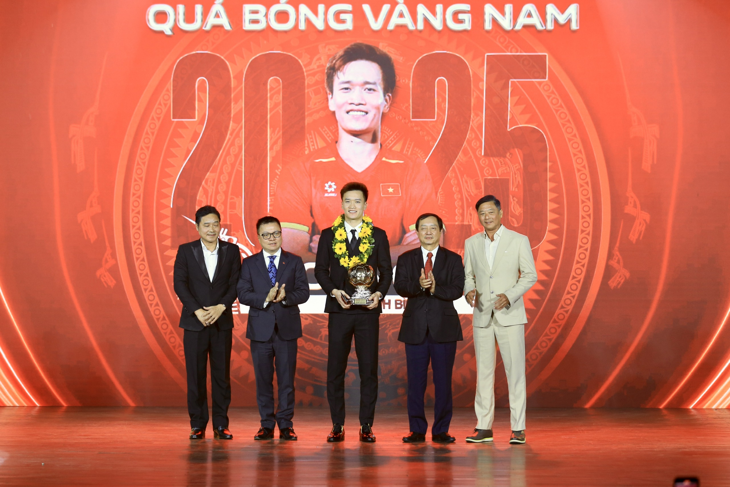 Hoàng Đức lập hat-trick Quả bóng vàng Việt Nam, Bích Thùy xúc động khi được vinh danh đặc biệt- Ảnh 1.