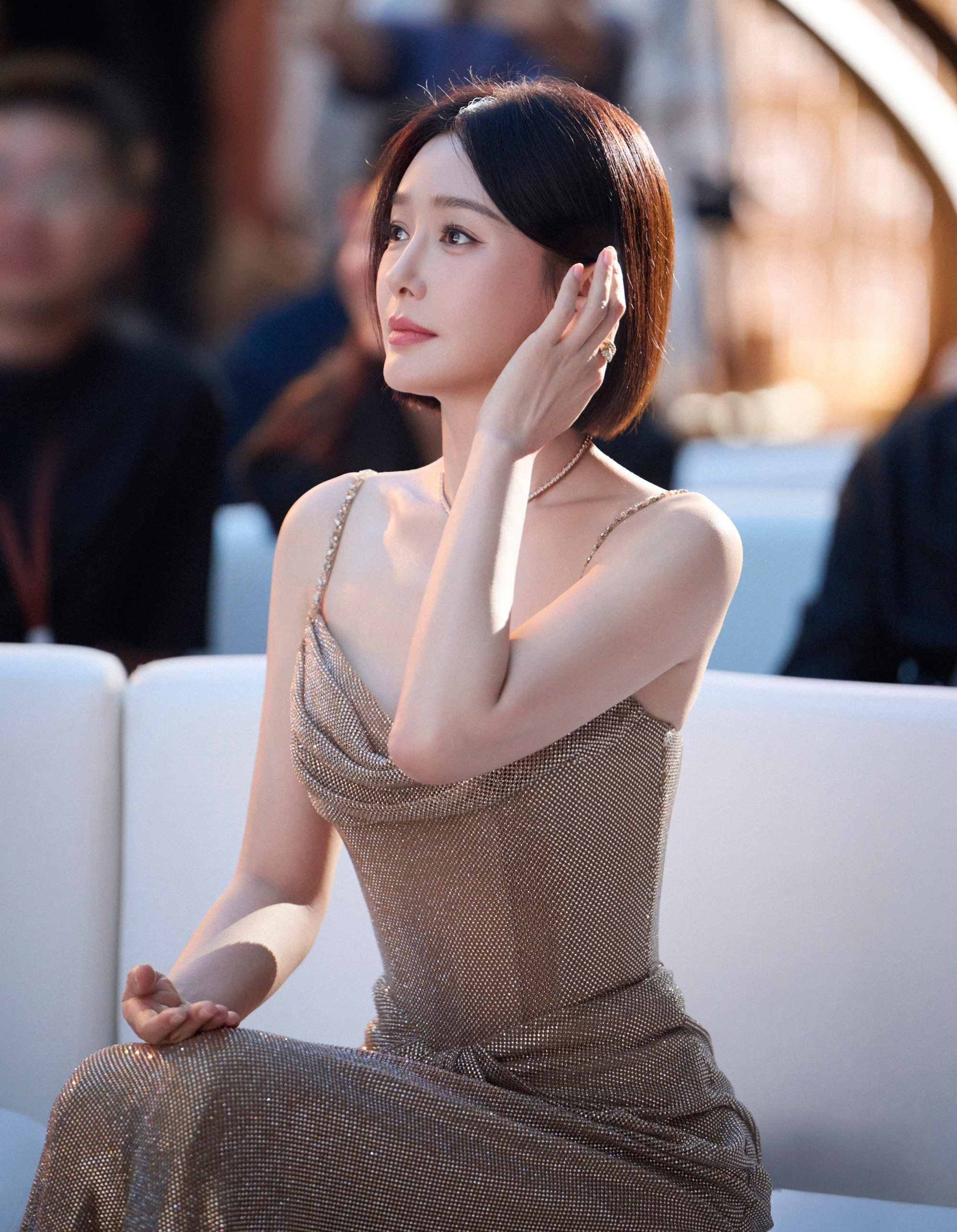 Hoàng hậu 46 tuổi vẫn trẻ đẹp, dáng eo ót nhờ đâu?- Ảnh 1.