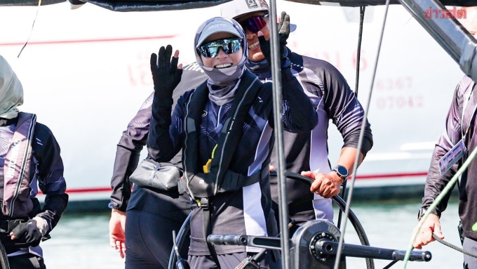 Hoàng hậu Suthida vẫy chào khán giả ở ngày đấu thứ 2 nội dung keelboat SS47, tại Chonburi, Thái Lan hôm 16/12. Ảnh: Khaosod