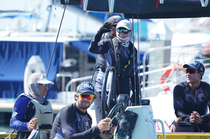 Hoàng hậu Suthida vẫy chào khán giả theo dõi qua truyền hình ở ngày đấu thứ ba nội dung keelboat SS47, tại Chonburi, Thái Lan ngày 17/12. Ảnh: Khaosod