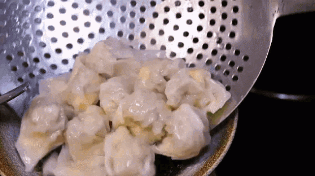 Hoành thánh nấu kiểu này bao ngon, cả nhà khen nức nở - 1