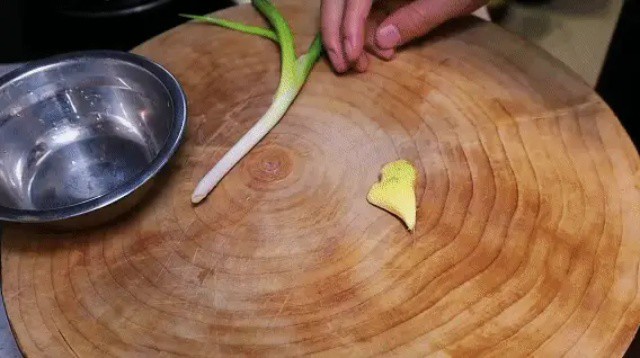 Hoành thánh nấu kiểu này bao ngon, cả nhà khen nức nở 3 Trước tiên pha nước hành gừng: đập dập hành và gừng, cho vào 70g nước sạch, dùng tay bóp đều rồi vắt mạnh để lấy phần nước thơm.